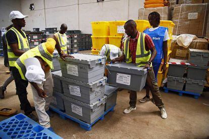 Personal prepara los centros para las próximas elecciones presidenciales en Monrovia, Liberia
