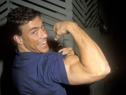 El actor Jean-Claude Van Damme enseña uno de sus grandes talentos (su musculado bíceps) en octubre de 1990 en West Hollywood, Los Ángeles.