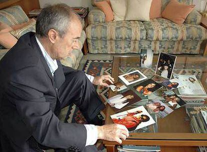 Beppino Englaro muestra fotografías de su hija Eluana en su domicilio de Lecco (Italia).