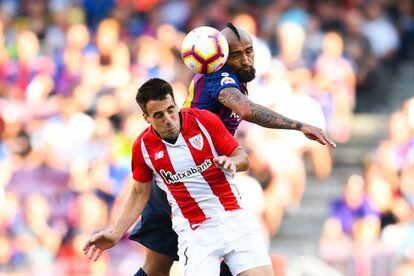 Benat Etxebarria, del Athletic de Bilbao, y Arturo Vidal, del Barcelona, pelean por el balón.
