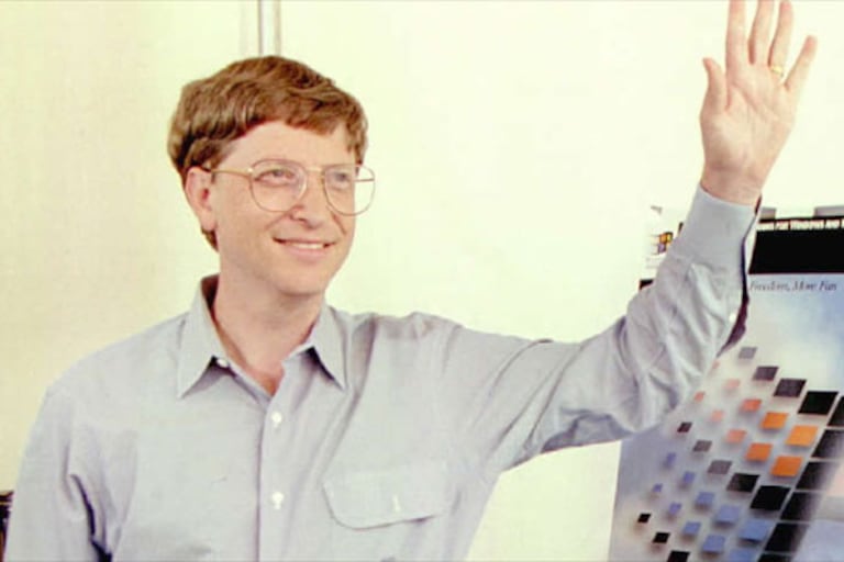 En 1985 Microsoft lanza la primera versión de Windows, revolucionaria por usar un entorno gráfico que permite al usuario librarse de la línea de comandos para interactuar con el ordenador.