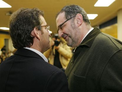 Feijóo saluda al profesor de Políticas y ex secretario de la Vicepresidencia de la Xunta, Antón Losada.