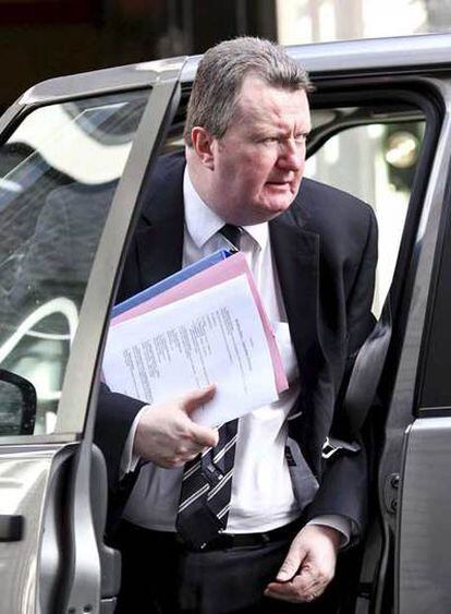 El subcomisario Bob Quick, jefe del departamento contra el terrorismo de la Policía Metropolitana de Londres (MET), se baja del coche mostrando varios documentos a su llegada este miércoles al 10 de Downing Street