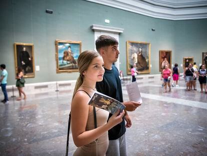 Dos jóvenes visitan el Museo del Prado en agosto.