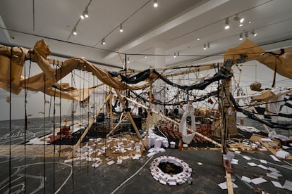 La instalación 'Una família en desordem' (2018-2022), en una de las salas del Macba, después de la intervención de los seis voluntarios que la llevaron a cabo con los materiales de la primera foto.