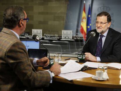 El presidente del Gobierno, Mariano Rajoy, conversa con el periodista Carlos Herrera.