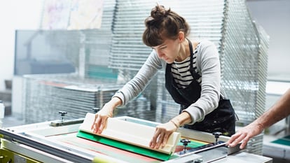 Esta técnica artística permite imprimir y estampar diseños fácilmente sobre diversos materiales. GETTY IMAGES.