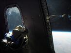 Imagen del espacio en el vuelo realizado por Blue Origin con el maniquí bautizado como 'Skywalker'.