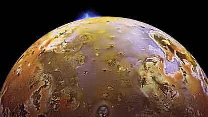 Una erupción volcánica en la luna de Júpiter, Io, vista por la nave 'Galileo'.