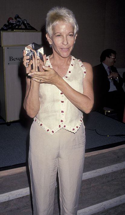 Polly Platt recoge un premio en Women in Film en 1994.