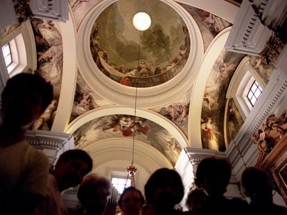 Visitantes contemplan los frescos de Goya en la ermita de San Antonio de la Florida, en Madrid.