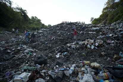 Desperdicios en el basurero municipal de Cocula, Guerrero, donde la PGR investiga el asesinato de los estudiantes desaparecidos la noche del 26 de septiembre en el pueblo de Iguala.
