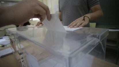 Ambiente electoral en el colegio Príncipe Felipe de Boadilla del Monte (Madrid).