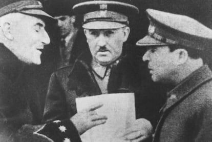 Francisco Franco, jefe de Estado Mayor, y dos ayudantes, durante unos ejercicios de tiro en Carabanchel el 16 de enero de 1936.