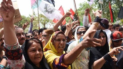 Simpatizantes del expresidente Zardari protestan contra su detención en Karachi (Pakistán), este martes.