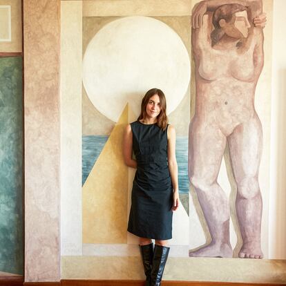 Elvira Solana ante una de las paredes que ha intervenido con sus murales en la vivienda familiar de la localidad cántabra de Santoña.