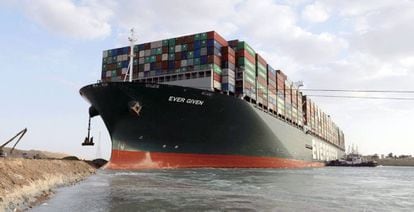 El buque portacontenedores Ever Given, el pasado 23 marzo en el canal de Suez (Egipto).