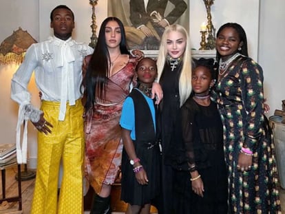 Madonna celebra Acción de Gracias con cinco de sus hijos, en una imagen compartida por la cantante en Instagram.
