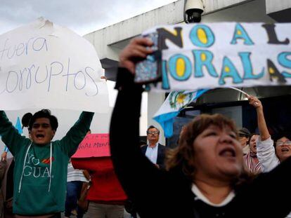 Manifestantes protestan contra Jimmy Morales, este domingo en Ciudad de Guatemala.