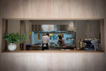 Cocina del restaurante vista desde la barra, donde se servirá la misma carta, pero para la que no se admiten reservas. 