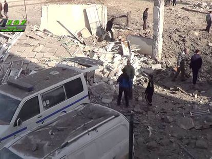 Veh&iacute;culos destruidos, el lunes en Azaz (Siria).