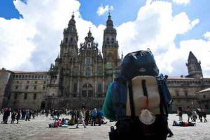 Varios turistas disfrutan en la Plaza del Obradoiro de Santiago de Compostela. EFE/Archivo