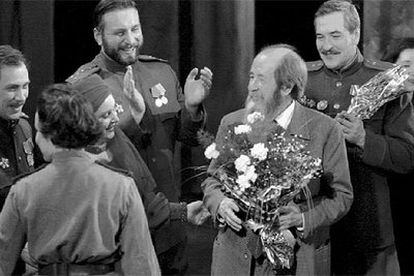 Alexandr Solzhenitsin sonríe, con un ramo de flores en la mano, tras un estreno teatral en Moscú en 1995.
