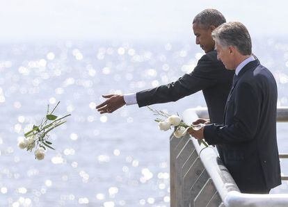 Barack Obama, junto Mauricio Macri, en la ofrenda floral a las víctimas de la dictadura militar, el 24 de marzo.