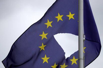 Una bandera de la UE agujereada