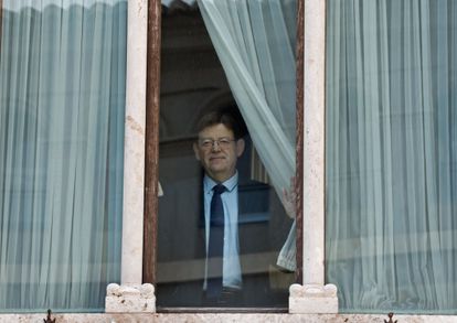 El presidente de la Generalitat Valenciana, Ximo Puig, en la ventana de su despacho del Palau.