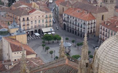 Vistas de la plaza Mayor de Segovia desde la torre de la catedral. 