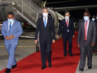 El ministro de Exteriores chino, Wang Yi, a su llegada a Honiara, la capital de las islas Salomón este miércoles.
