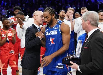 Adam Silver entrega a Kawhi Leonard el premio al MVP del All Star, en febrero.