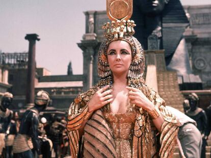 Elizabeth Taylor, como Cleopatra en la película de 1963 dirigida por Joseph L. Mankiewicz.