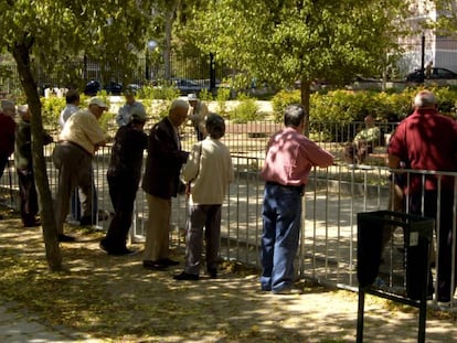 Un grupo de jubilados se reunen en un parque madrile&ntilde;o para jugar a la petanca. 