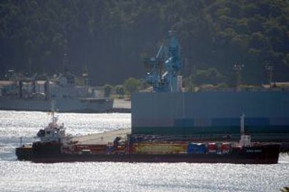 El buque Monte Arucas, que actuaría como gasolinera flotante, fondeado ayer en aguas de la ría de Ferrol.