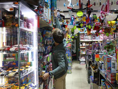 Un niño elige un regalo en una tienda de juguetes, el pasado 5 de enero en Madrid.