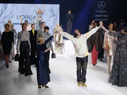 La soprano Beatriz Díaz y la atleta Ruth Beitia toman de la mano a Juan Carlos Mesa, director creativo de Angel Schlesser, en su desfile en Mercedes-Benz Fashion Week Madrid en abril de 2021.