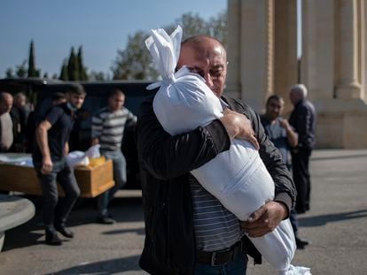 Un hombre abraza el cadáver de su hija de diez meses en Azerbaiyán.