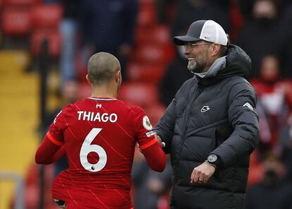 Juergen Klopp saluda a Thiago, tras el partido entre el Liverpool y el Crystal Palace.