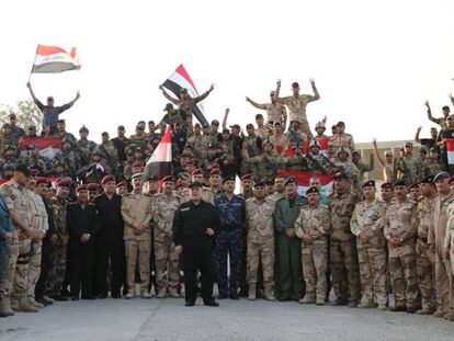 El primer ministro de Irak, Haider al Abadi, junto a soldados iraquíes.