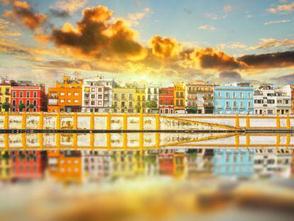 Vista de la calle Betis y el barrio sevillano de Triana, a orillas del r&iacute;o Guadalquivir. 