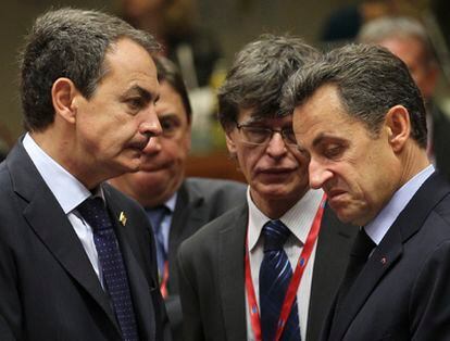 El jefe del Ejecutivo español, José Luis Rodríguez Zapatero, y el presidente francés, Nicolas Sarkozy, charlan al inicio de la cumbre.