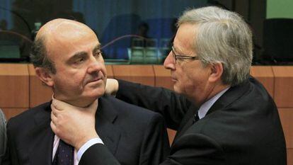 El ministro de Economía Luis de Guindos junto al presidente del Eurogrupo, Jean-Claude Juncker, que le gastó una broma en la última reunión del Eurogrupo
