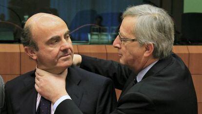 El ministro de Econom&iacute;a Luis de Guindos junto al presidente del Eurogrupo, Jean-Claude Juncker, que le gast&oacute; una broma en la &uacute;ltima reuni&oacute;n del Eurogrupo