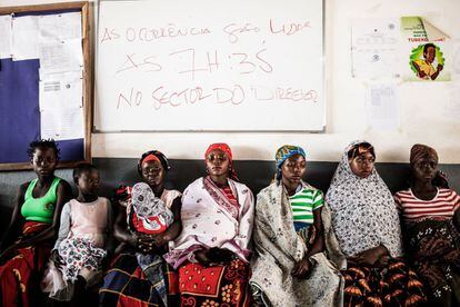 Un grupo de mujeres mozambiqueñas y madres embarazadas espera para recibir atención médica en la sala de maternidad de Murrupelane. La población mozambiqueña, que en 1992 salió de una larga guerra, aumentó un 40% entre 1997 y 2017, hasta los 29 millones de habitantes.