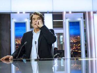 El empresario francés Bernard Tapie asiste a un programa de la noche en el canal France 2 hoy, lunes 1 de julio de 2013, en París (Francia).