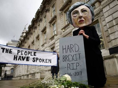 Opositores del Brexit disfrazados de la primera ministra, Theresa May, en Londres.