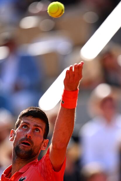 Djokovic ejecuta un servicio.