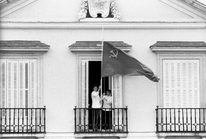 Dos trabajadores del palacio del Pardo, en Madrid, izan la bandera soviética en uno de los balcones del edificio, residencia oficial de Mijaíl Gorbachov durante su viaje oficial a España en 1990. Poco después de conocerse su muerte, la presidenta de la Comisión Europea, Ursula von der Leyen, ha rendido homenaje al hombre cuyo liderazgo facilitó la caída del muro de Berlín en noviembre de 1989. “Mijaíl Gorbachov fue un líder digno de confianza y respeto. Desempeñó un papel clave en el final de la Guerra Fría y la caída del Telón de Acero, y despejó el camino a una Europa libre“, escribió en su perfil de Twitter.